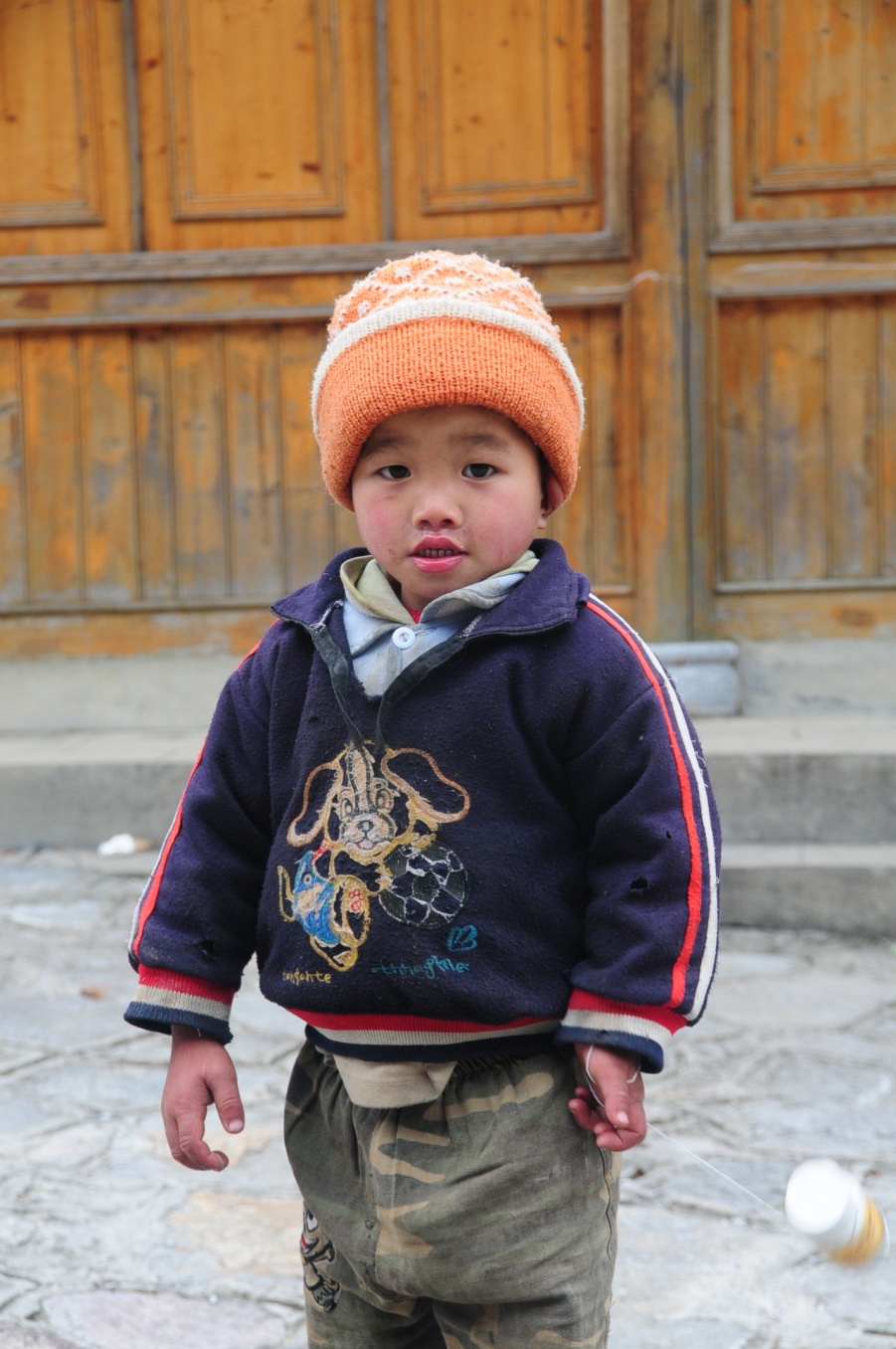 流着鼻涕的小孩，回想起当年的我们。