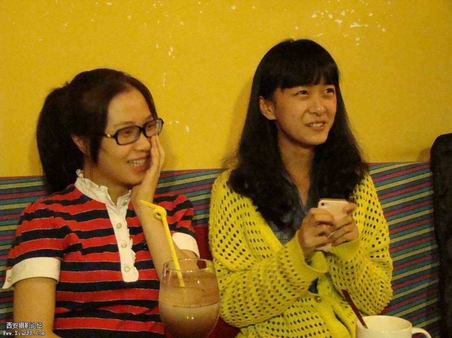 可爱的女孩子们，看得多投入啊！