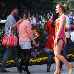 兴庆公园里的外国姑娘