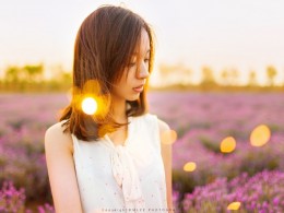 花丛中玩火的女娃娃