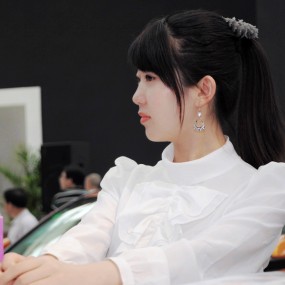 五一车展之一：对面的男孩看过来