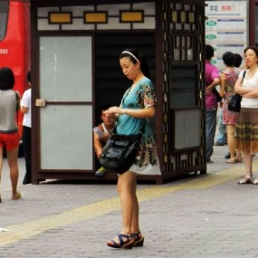 战斗后的大姐大。。。开元门口