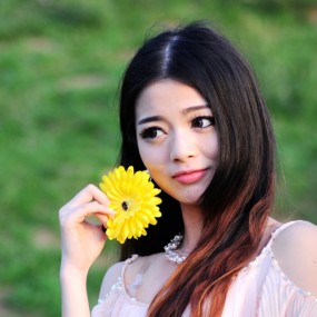 妹子说：还是年轻漂亮吧