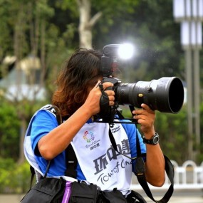 被器材包围的摄影师