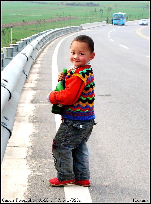 抱酒瓶的小孩.jpg