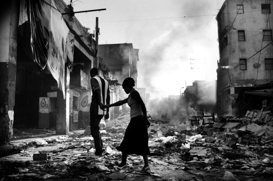 第68届POYi全球年度图片奖(Pictures of the Year International)获奖作品之一Moises Saman一对情侣从太子港 ...