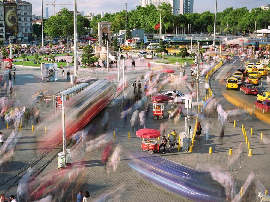 taksim-square-istanbul-roemers_49762_990x742.jpg
