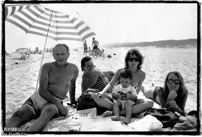 Annies-parents-with-her-sisters-Paula-and-Barbara-and-Paulas-son-1992-673x455.jpg