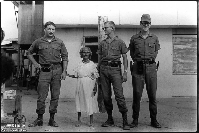American-soldiers-and-the-Queen-of-the-Negritos-673x451.jpg
