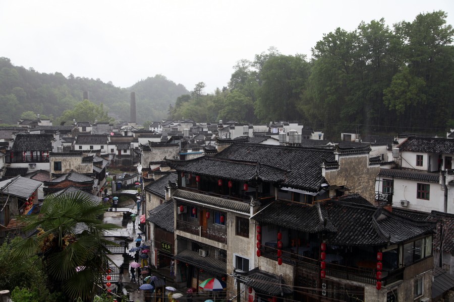 到婺源那天，天公不作美，侵盆大雨中拍摄的一张照片