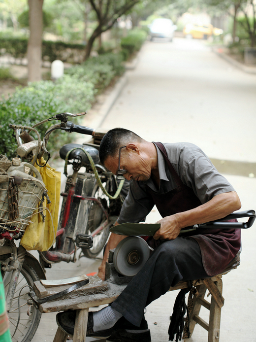 0724 磨刀人和工兵锹04.JPG