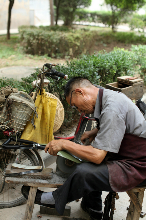 0724 磨刀人和工兵锹08.JPG