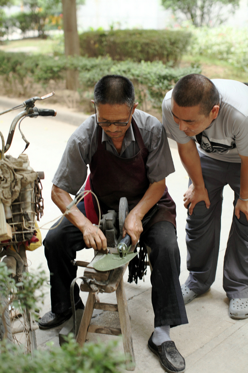 0724 磨刀人和工兵锹12.JPG