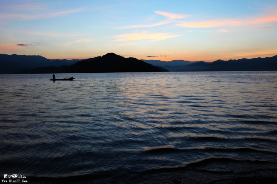 泸沽湖日出