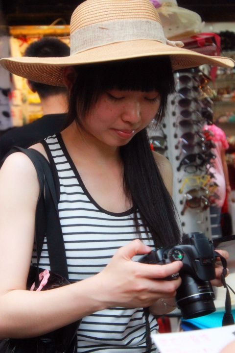 玩单反的小妹妹。.jpg
