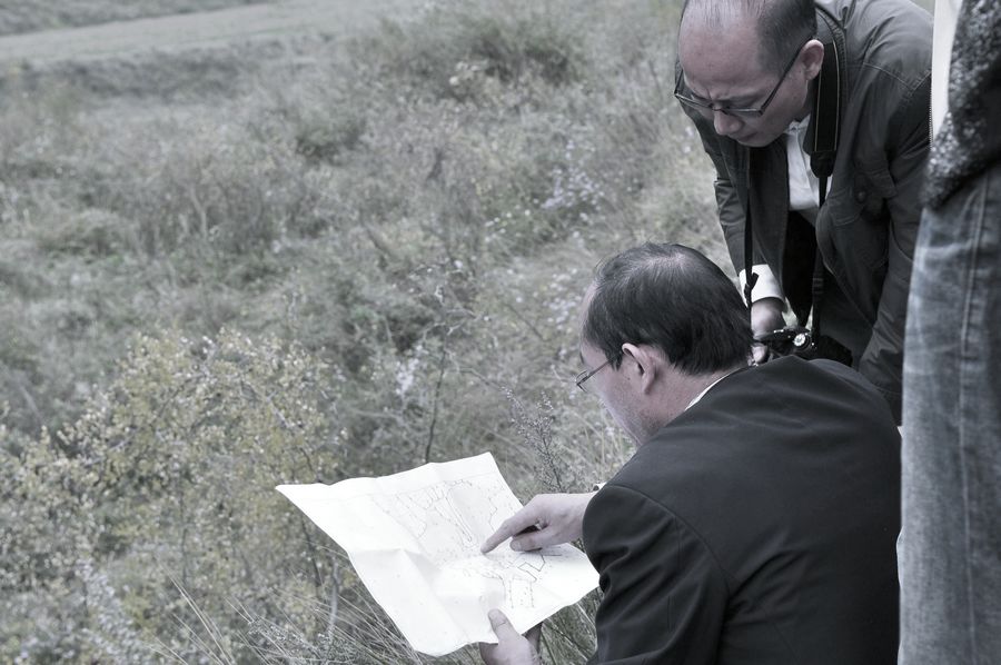 此处可以建一个滚水坝