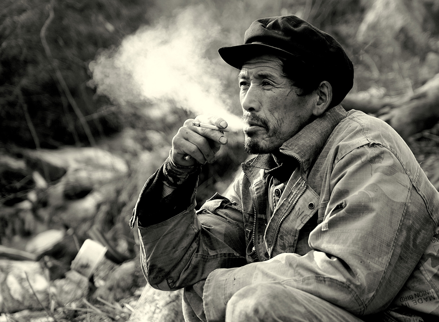 秦岭深处的扫把工—贾吉平.jpg