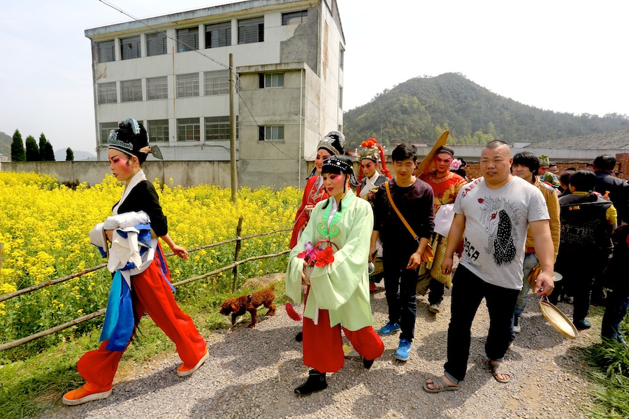 浙江省龙游县婺剧团成员深入乡村田头演出。