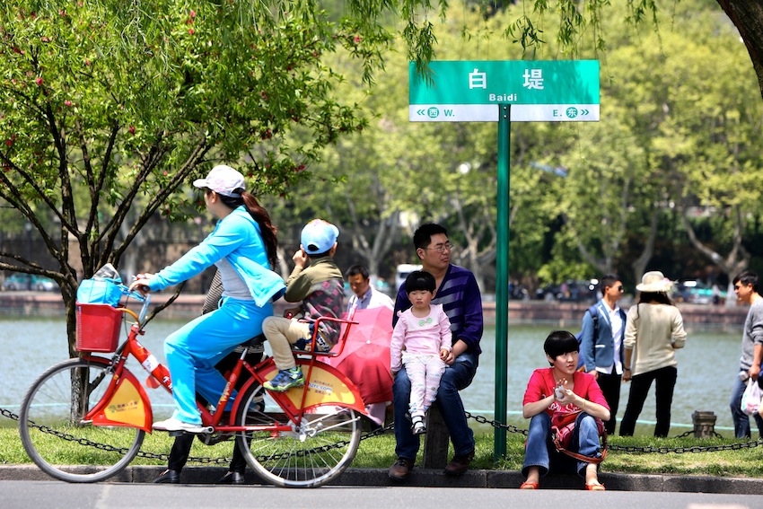 2在杭州西湖白堤上赏美景的游客。.JPG