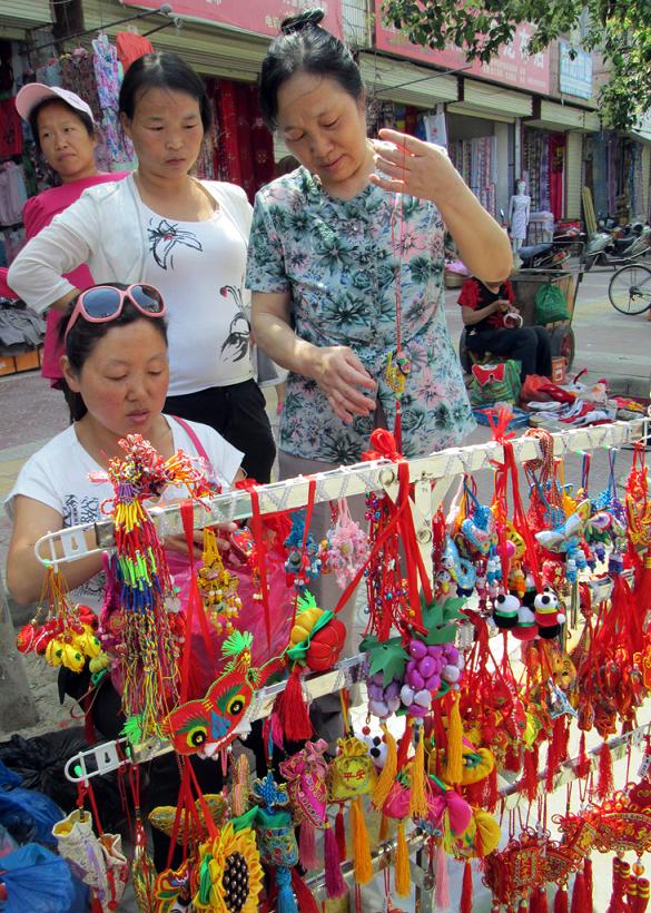 花里胡哨品种繁多的香包让人看得眼花缭乱 (16).jpg