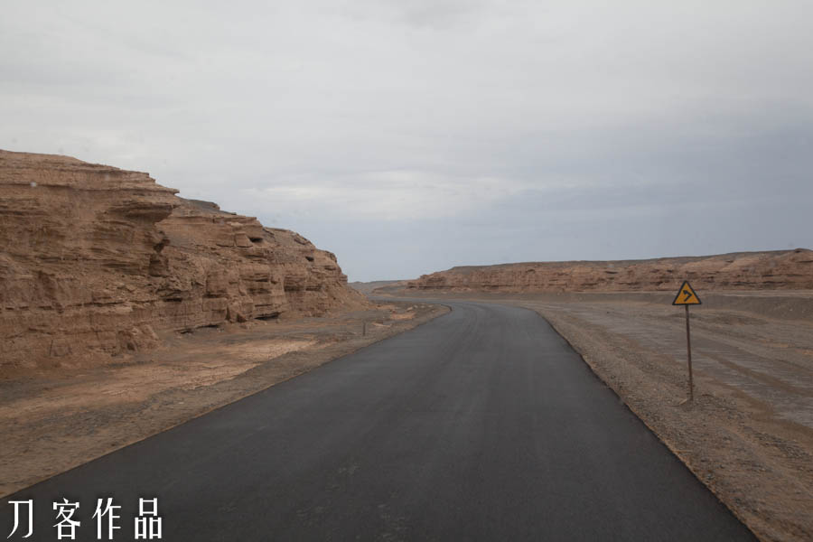 雅丹地貌间的公路