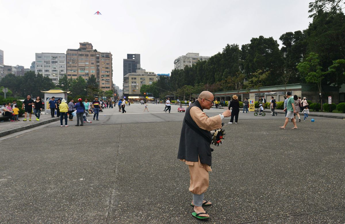 5.《风筝无界》摄于台湾台北中山公园。僧人不紧不慢放风筝，还穿着拖鞋。.jpg