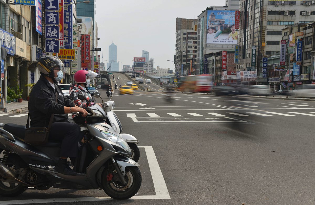 8.《安与燥》摄于台湾高雄一主街道路口。凡是出行的骑车人员，都必须戴头盔。.jpg