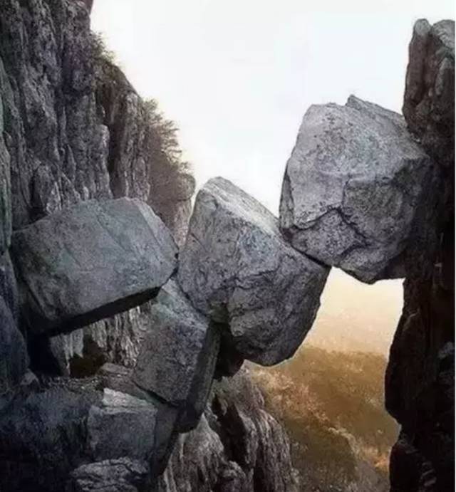 世界上最恐怖的石头图片