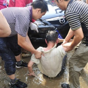 钱塘江回头潮狂风巨浪震撼瞬间吓坏观潮客 20余人受伤