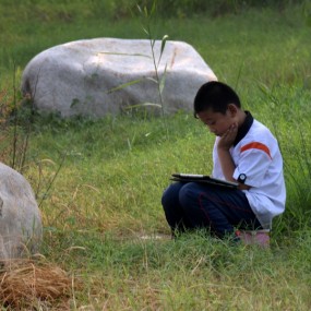 读书的小男孩