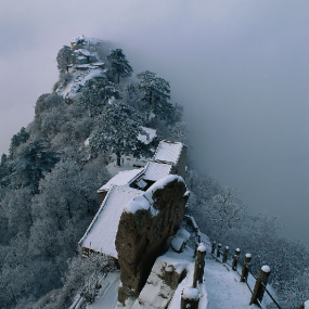 山顶的雪景