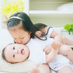 明媚的小姐妹