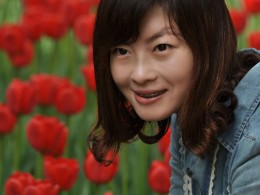 花丛里的美女