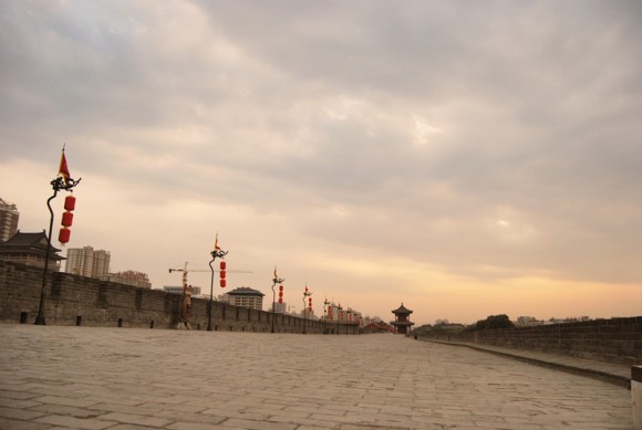 城墙上，看那夜幕落下