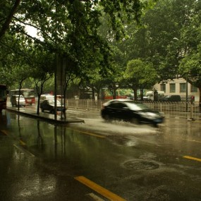 雨中扫街