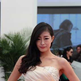 凑个热闹也发几张自然光下的车模