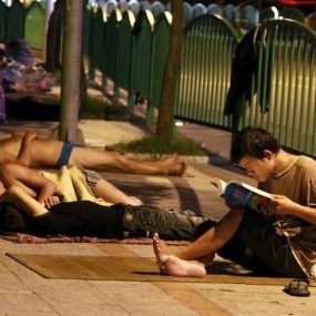 农民工露宿街头 夫妻相拥而睡