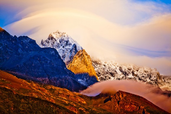 玉龙绕雪山