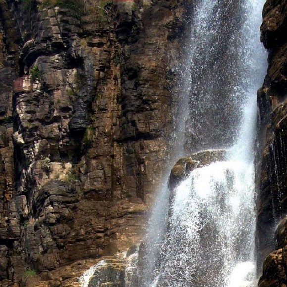 山间涓涓水