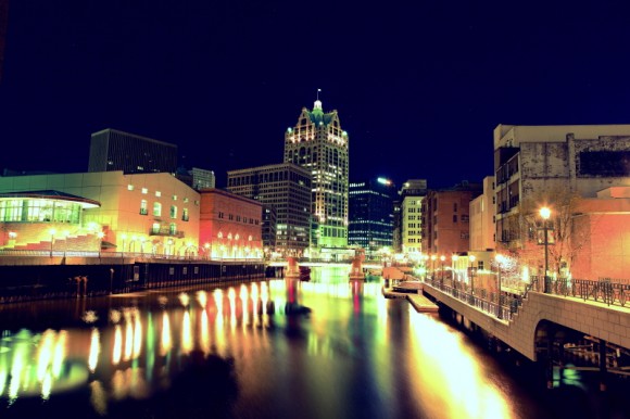 Milwaukee 夜景一张..