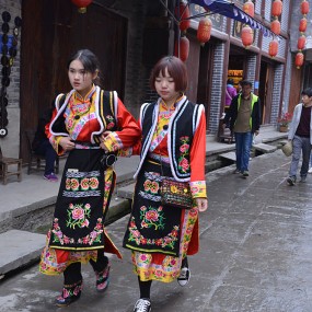 青木川老街上偶遇穿民族服饰的姑娘