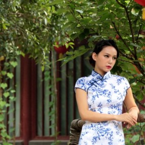 青花，红衣