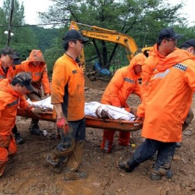 韩国百年一遇暴雨引发泥石流悲惨现场 36人死亡