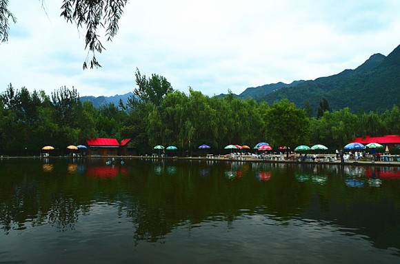 环山路边的渔池。2012.8.18