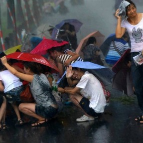 狂风暴雨 西湖游客抱团避风雨震撼瞬间