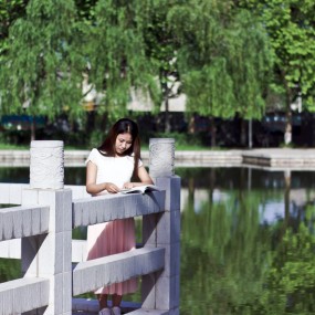校园莘莘学子