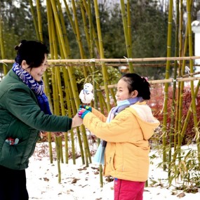 难得一场瑞雪    做个雪人玩玩