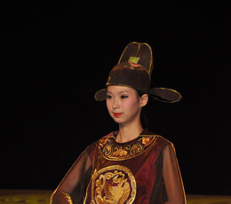 一组服装展