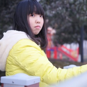 爱拍照的女孩
