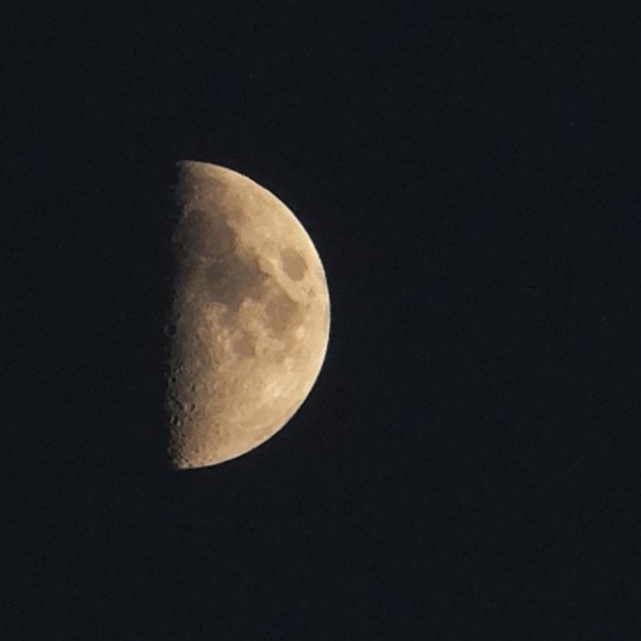 西安上空，半个月亮上来了